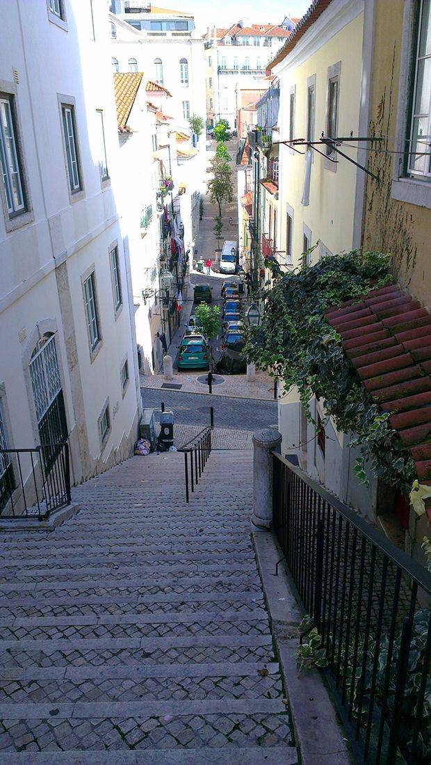 rue-pente-montee-lisbonne-portugal